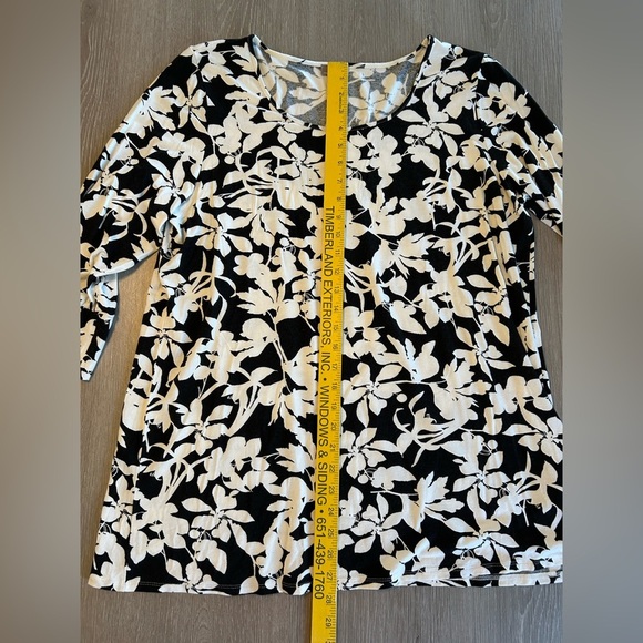 J. Jill Wearever Stretch Top Large Petite Black & White Floral with 3/4 Sleeves. - Picture 8 of 9
